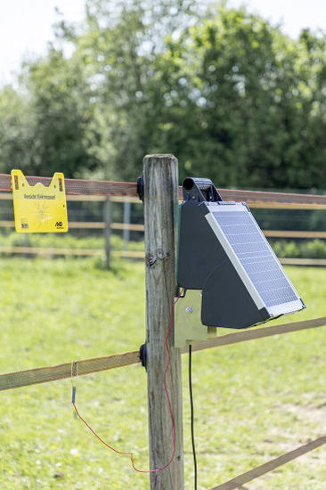 Afbeeldingen van AKO Paalhouder voor montage op een houten paal voor zonnepan